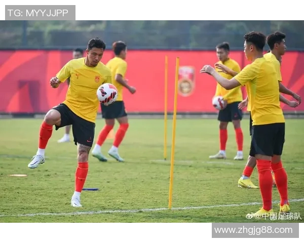 国足集训现场全景揭秘球员训练状态与教练战术布局分析